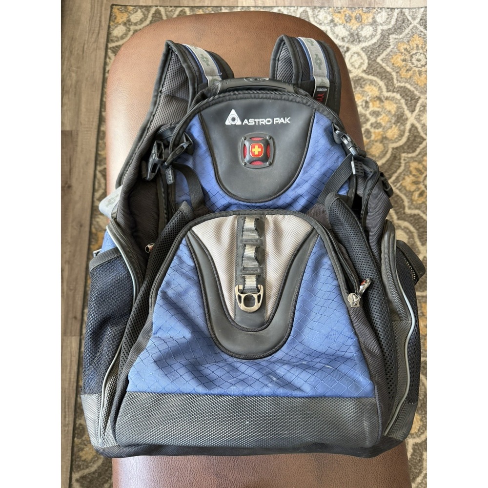 SwissGear MAXXUM Backpack Lots Of Compartments! Has a Company Logo on It. VIEW